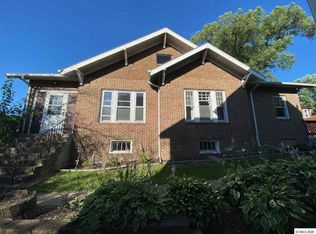 736 W 5th St, Dubuque, IA 52001