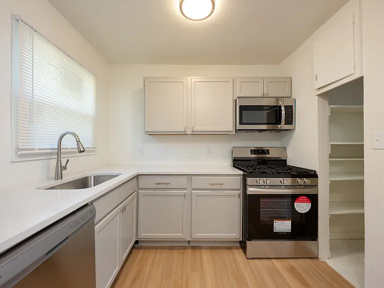 511 E Grumman Dr — Photo 8