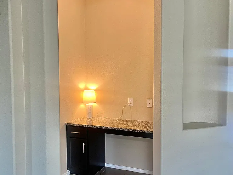 2025 Lake Vista Dr — Photo 18