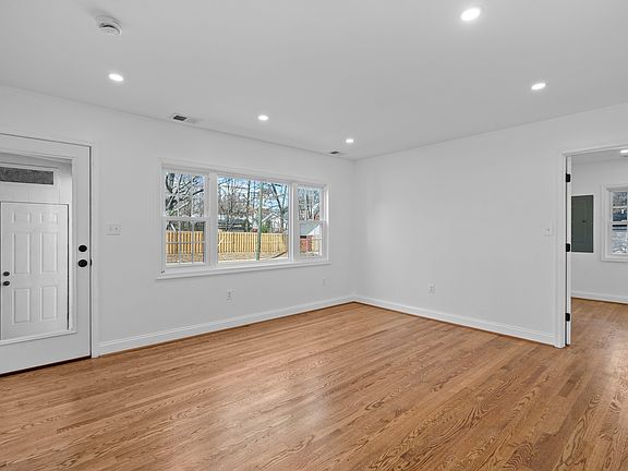 4th image of 2830 Groveton St