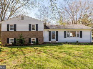 7094 Lakeview Dr, Warrenton, VA 20187
