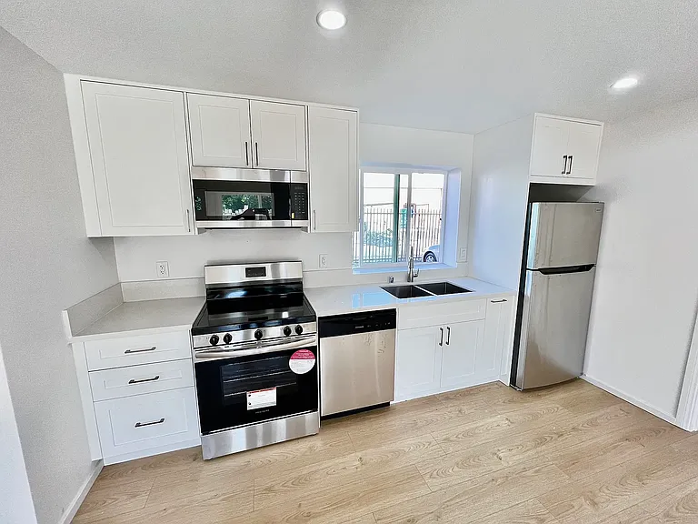 3119 W 109th St #B34 — Photo 2