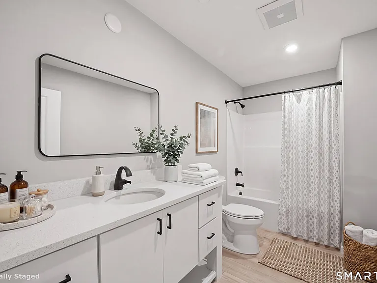 589 Bedford St #207 — Photo 8