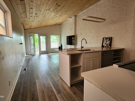 5th image of 903 Franklin St