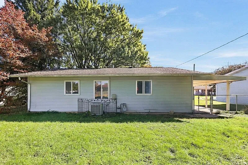 3 bed, 1.0 bath, $1,395 — Photo 3