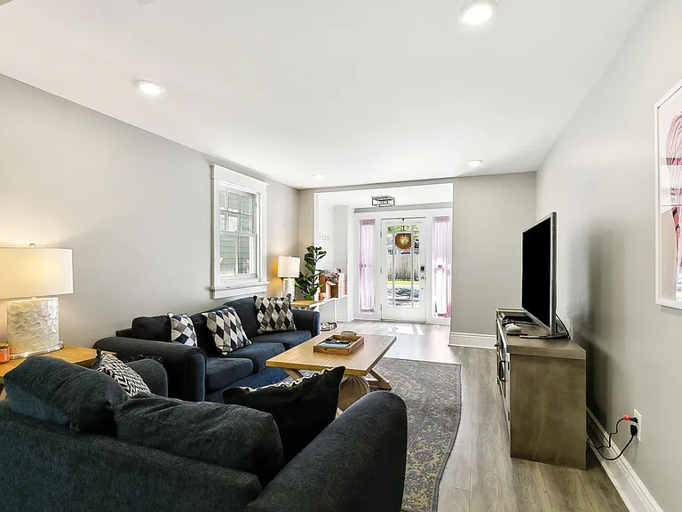 7713 Hampson St — Photo 3