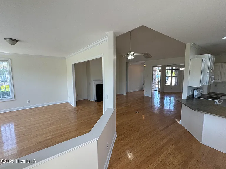 1052 Stonebridge Ln — Photo 6