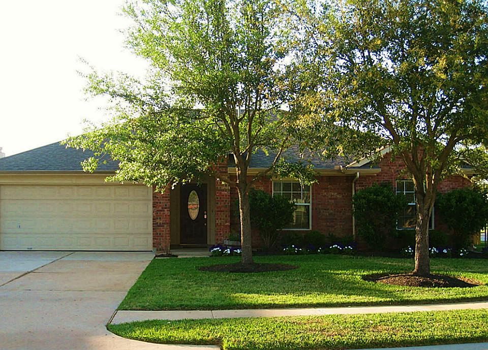 Wonderful home on a corner lot. HOA includes front lawn care. Master plan community with lots of amenities; clubhouse, pool, tennis courts and basketball court