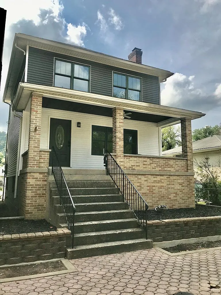 725 N Front St photo 1
