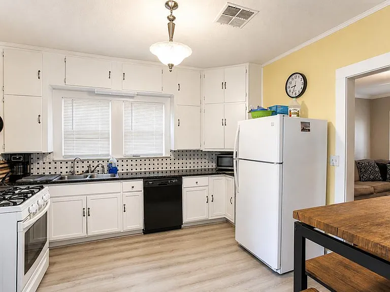 1809 S Lancaster St — Photo 5