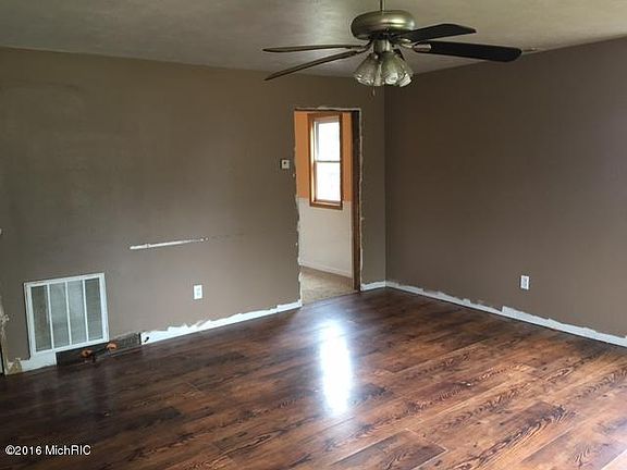 3rd image of 422 Donnelly St