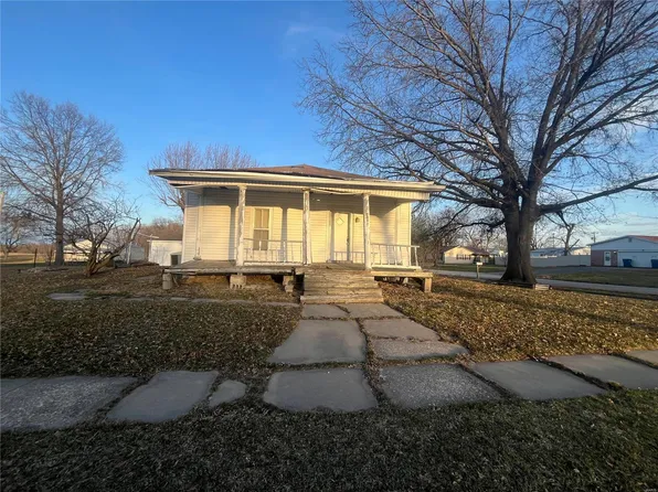 300 N 4th St, La Belle, MO 63447