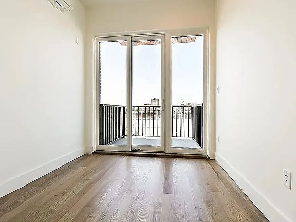 4th image of 1520 Putnam Ave #4B