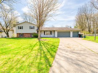 7179 Deer Run Dr, Amherst, OH 44001