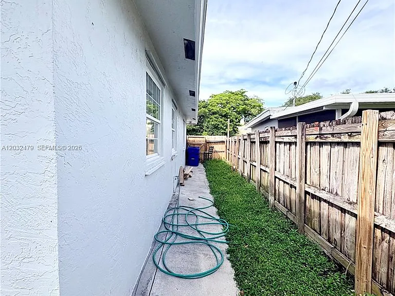 1116 N 61st Ave — Photo 17