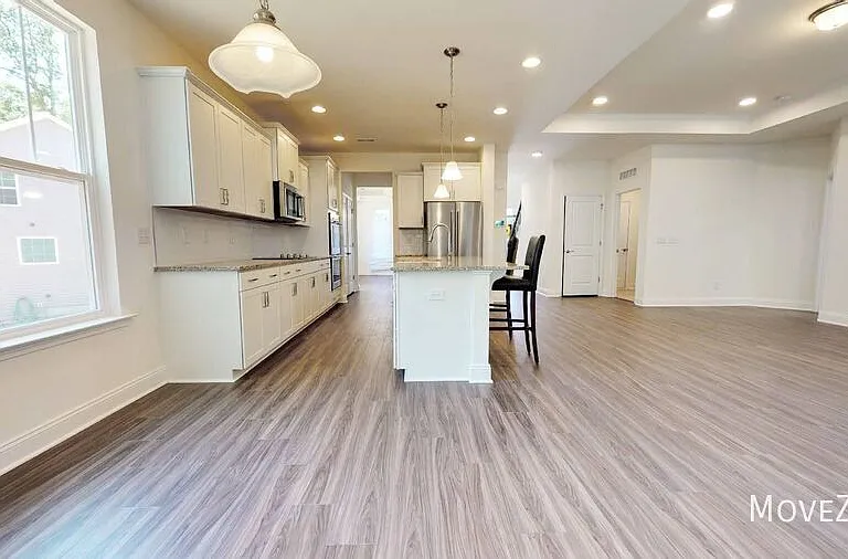 495 Village Bend Dr — Photo 2