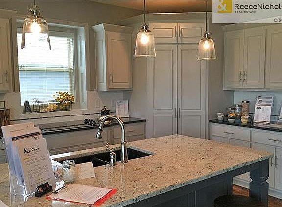 XLarge walk in kitchen pantry. Gas cooktop. Granite countertops.