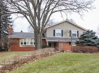 1017 Sweetbriar Dr, Waukesha, WI 53186
