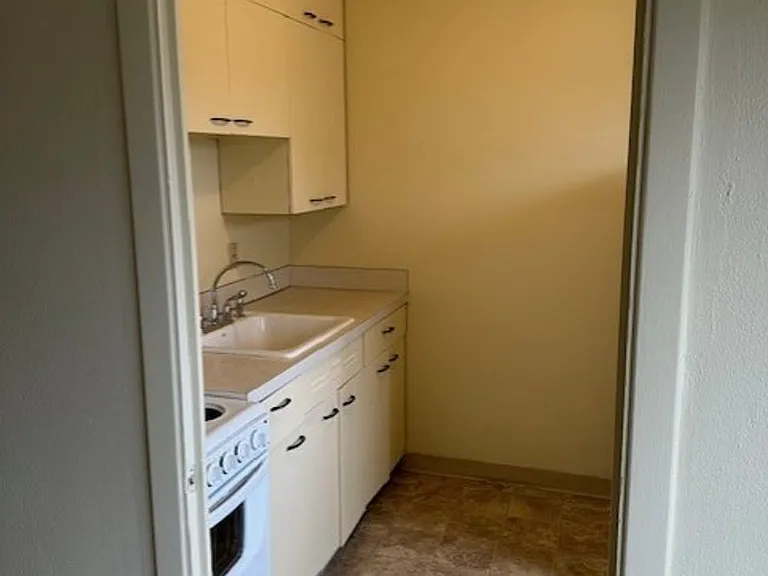 Eugene Manor Apartments — Photo 41