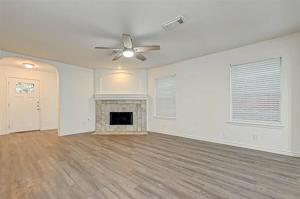 3 bed, 2.5 bath, 1996 sqft, $1,730 — Photo 2
