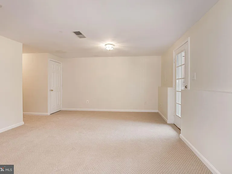 22037 Manning Sq — Photo 40