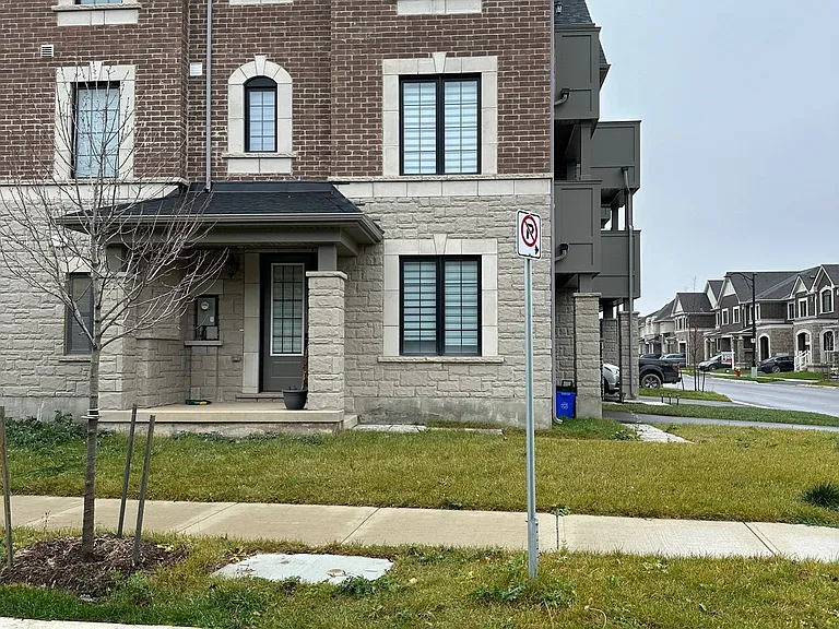 1593 Moira Cres — Photo 2