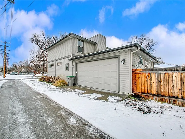 3313 Dewey St — Photo 32