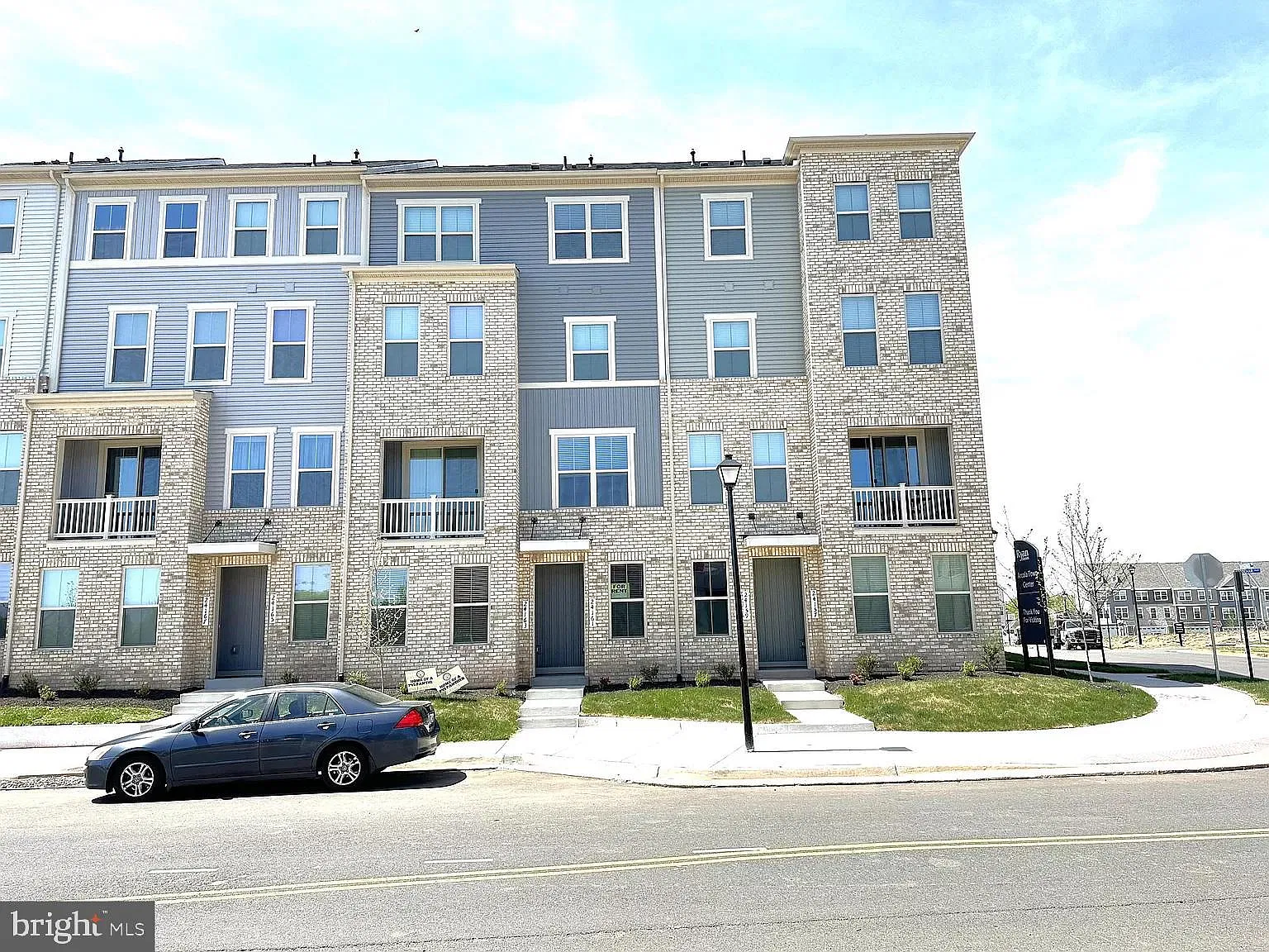 3 bed, 2.5 bath, 2066 sqft, $3,075 — Photo 1