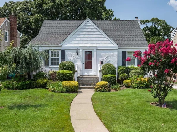 5 Lorraine Court, Malverne, NY 11565