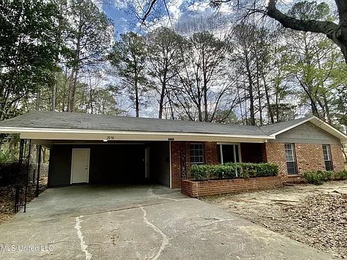 2050 Castle Hill Dr Photo 1