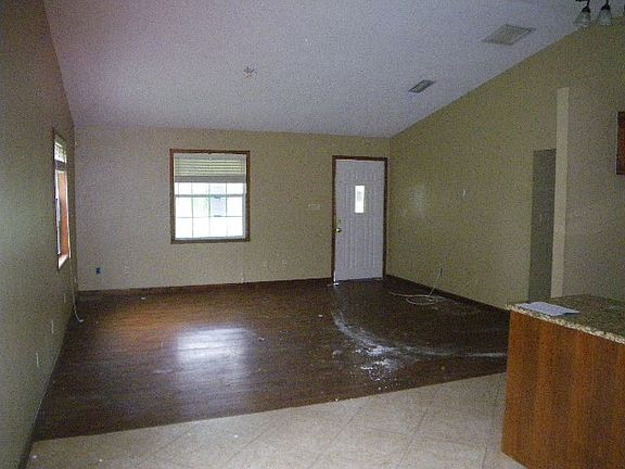 3rd image of 115 Hart St E