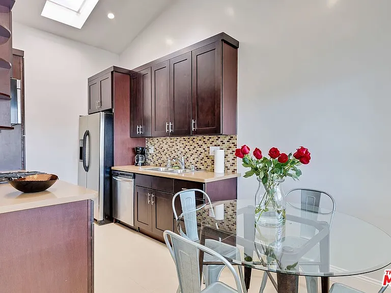4411 Irvine Ave — Photo 10