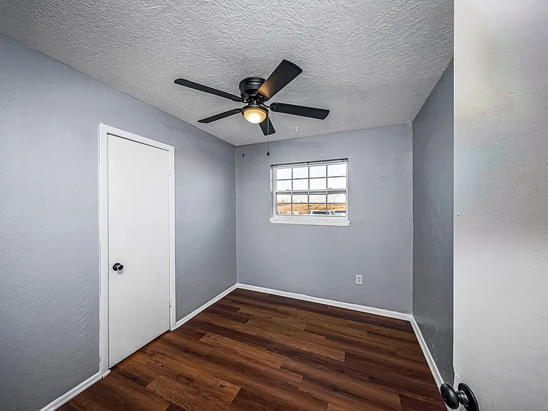 709 SW 45th St — Photo 14