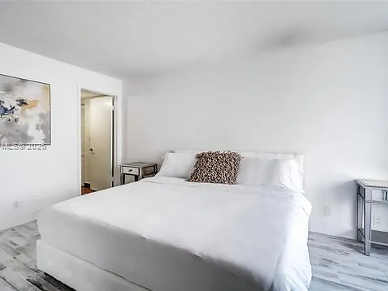 2401 Collins Ave #1410 — Photo 3