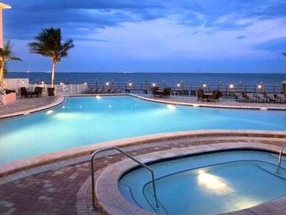 bayfront pool with hot tub