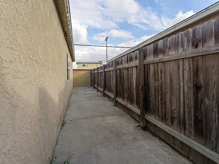 903 Lilienthal Ln — Photo 24