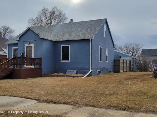 103 4th Ave W, Lemmon, SD 57638