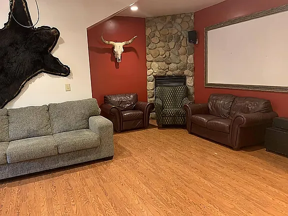 8 bed, 2856 sqft, $6,600 — Photo 3