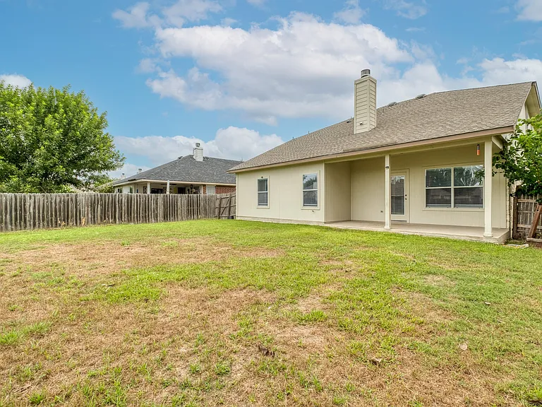 211 Hanstrom Dr — Photo 29
