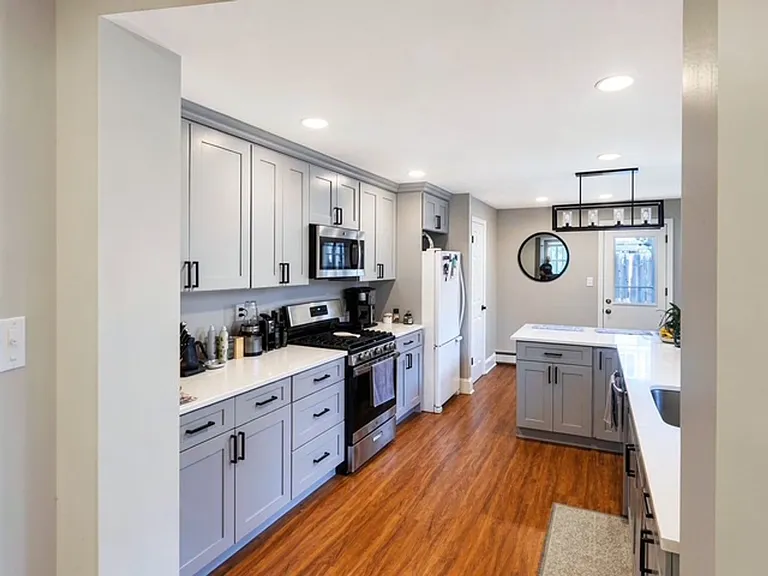 249 E Thompson St — Photo 2