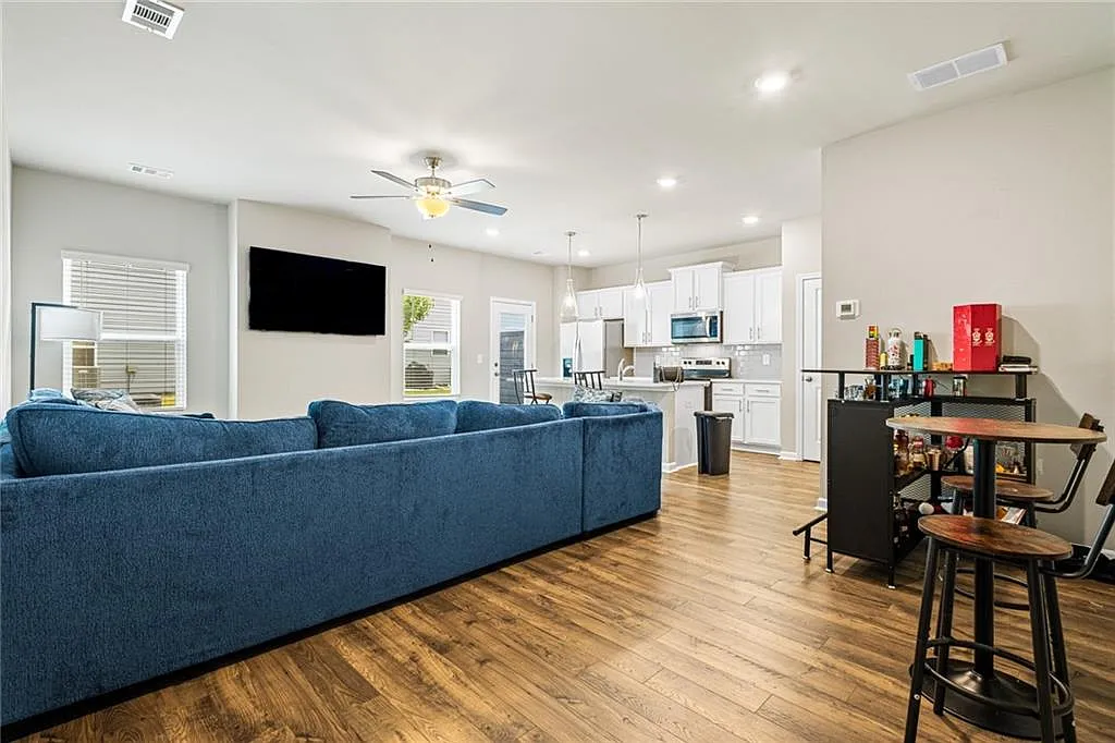 3 bed, 2.5 bath, 1797 sqft, $2,500 — Photo 3