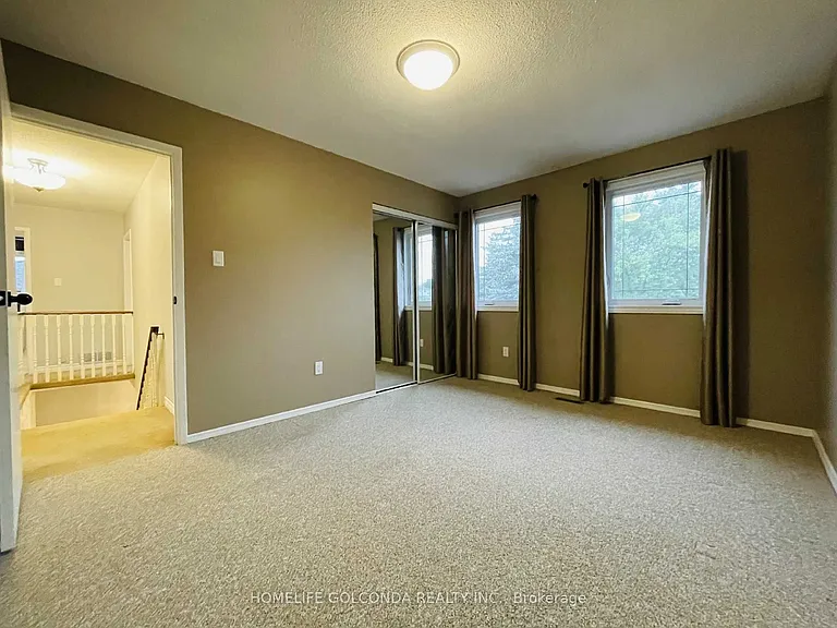 909 Ferndale Cres #UPPER LEVEL — Photo 11