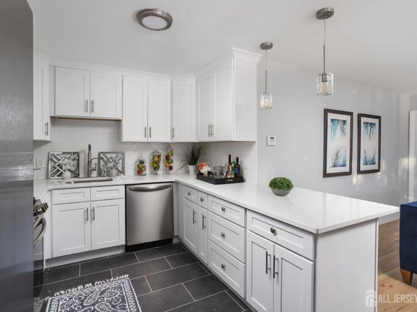 1061 Lakeshore Dr, Collingswood, NJ 08108