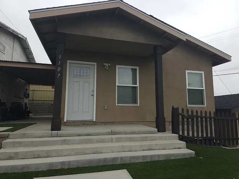 Paradise Dr — Photo 1