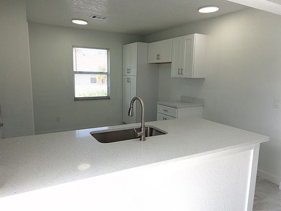 3rd image of 5 Sandalwood Ct