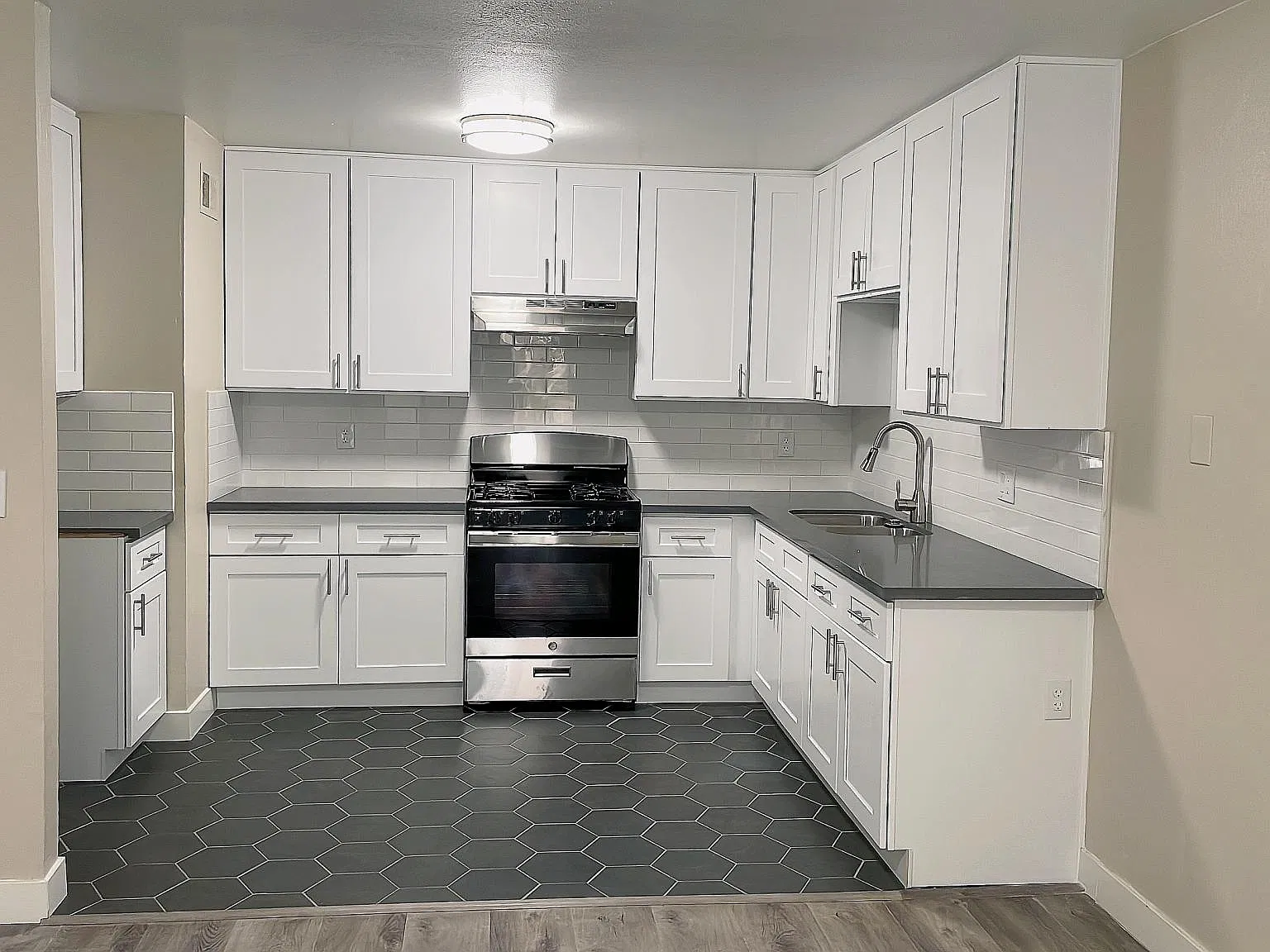 143 Linda Way — Photo 2