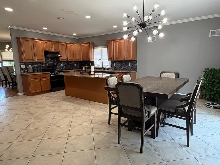 341 Maple St — Photo 9