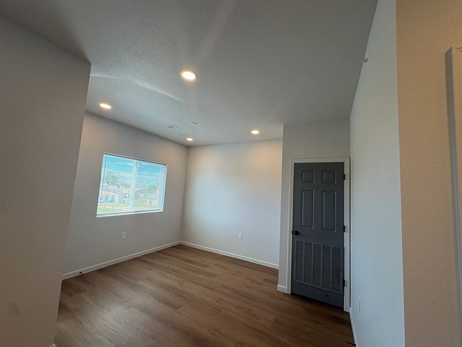 2 bed, 890 sqft, $1,675 — Photo 4