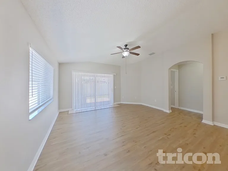 11749 Lynmoor Dr — Photo 2