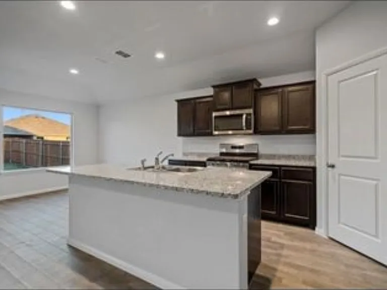 321 Youngblood Ln — Photo 3